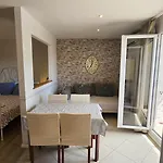 3 * Makarska