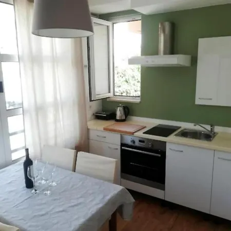 3 * Makarska