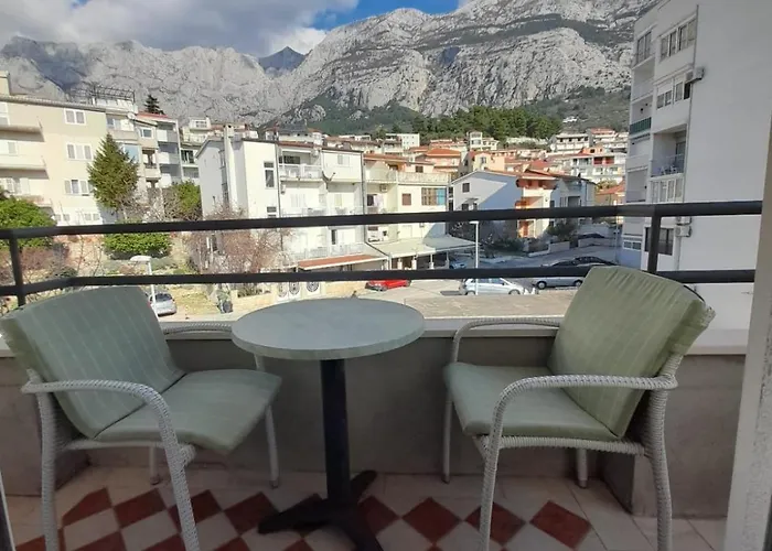 3 * Makarska